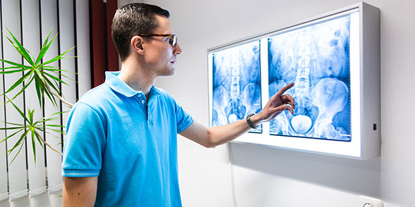 Facharzt Tobias Heide mit einem Röntgenbild